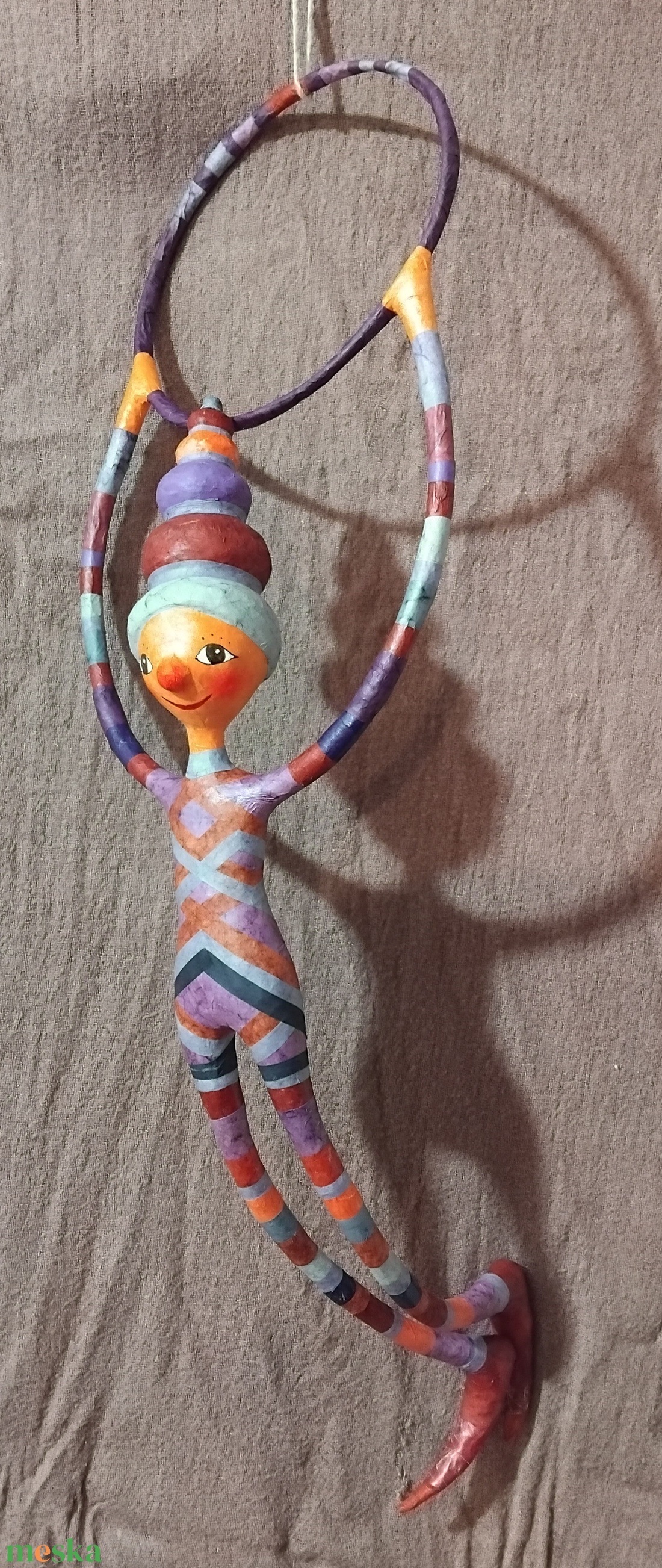 Karikán függeszkedő bohóc  - otthon & életmód - dekoráció - fali és függő dekoráció - függődísz - Meska.hu