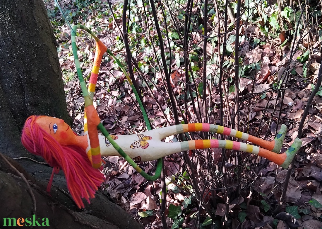 Pillangós ruhás hintás lány - otthon & életmód - dekoráció - fali és függő dekoráció - függődísz - Meska.hu