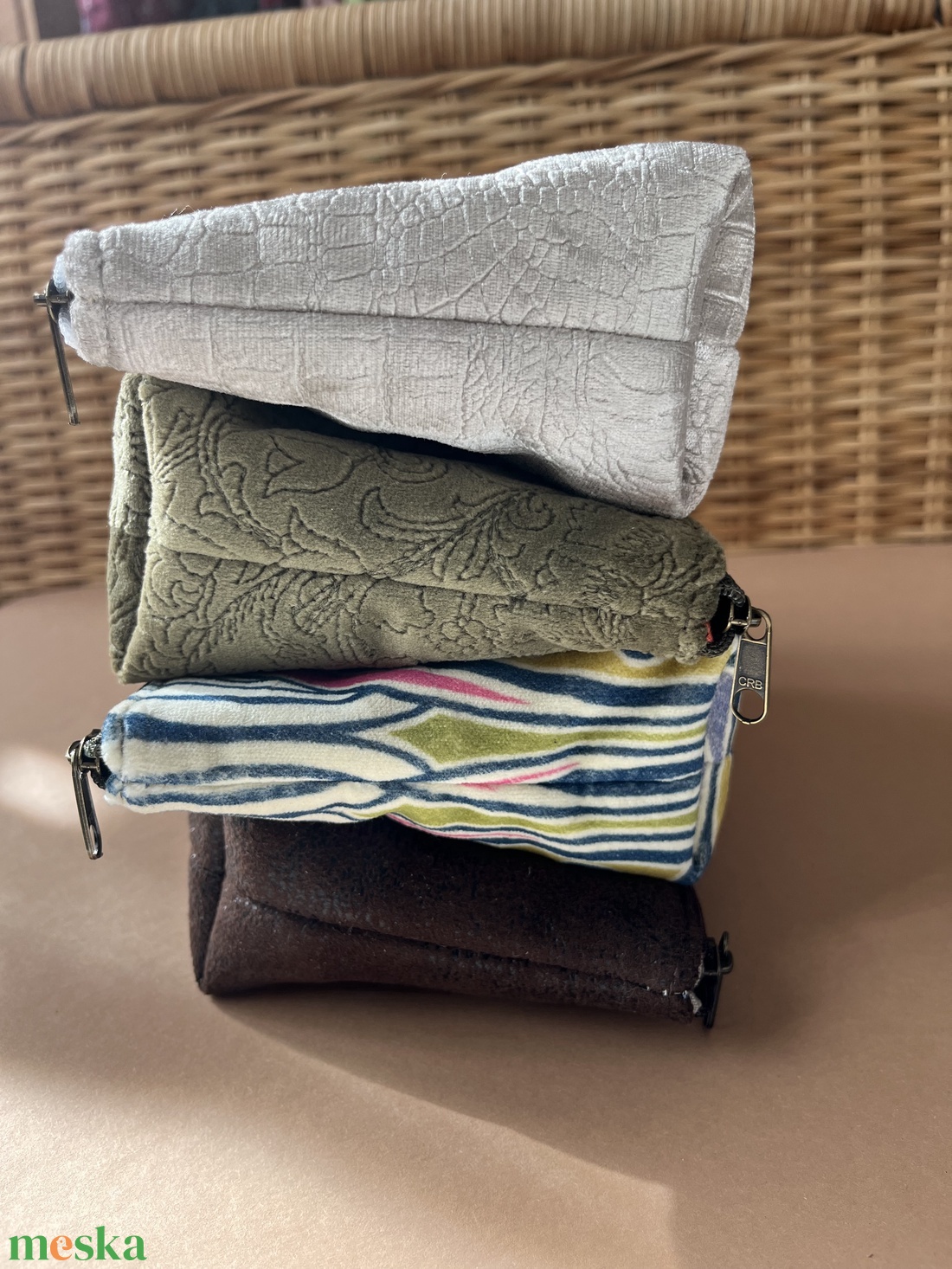 Zöld hímzett sminkes neszesszer táska - táska & tok - neszesszer - Meska.hu