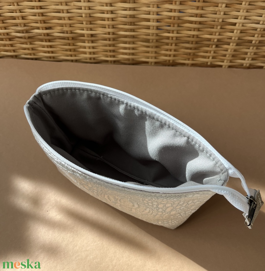 Ezüst, krokodilbőr mintájú sminkes neszesszer táska - táska & tok - neszesszer - Meska.hu