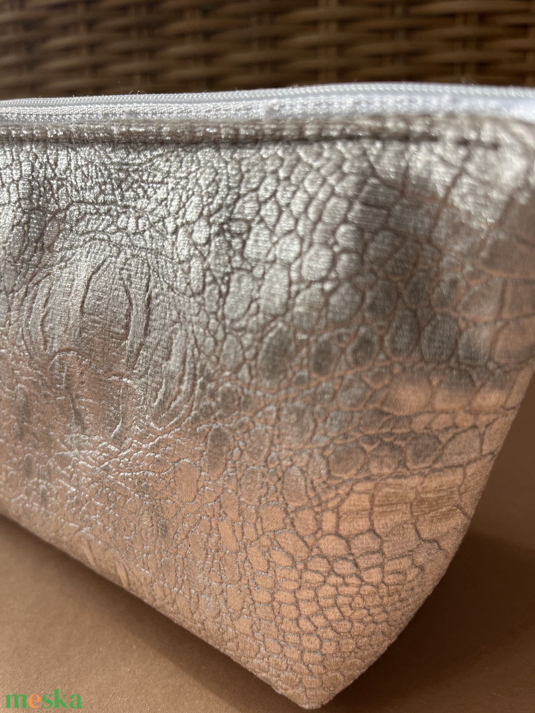 Ezüst, krokodilbőr mintájú sminkes neszesszer táska - táska & tok - neszesszer - Meska.hu