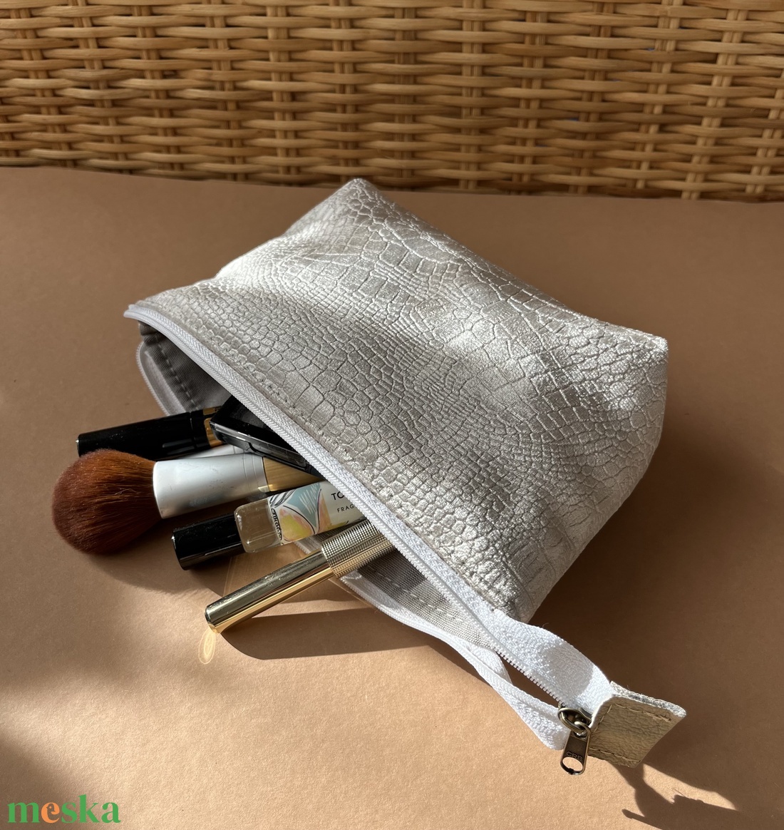 Ezüst, krokodilbőr mintájú sminkes neszesszer táska - táska & tok - neszesszer - Meska.hu