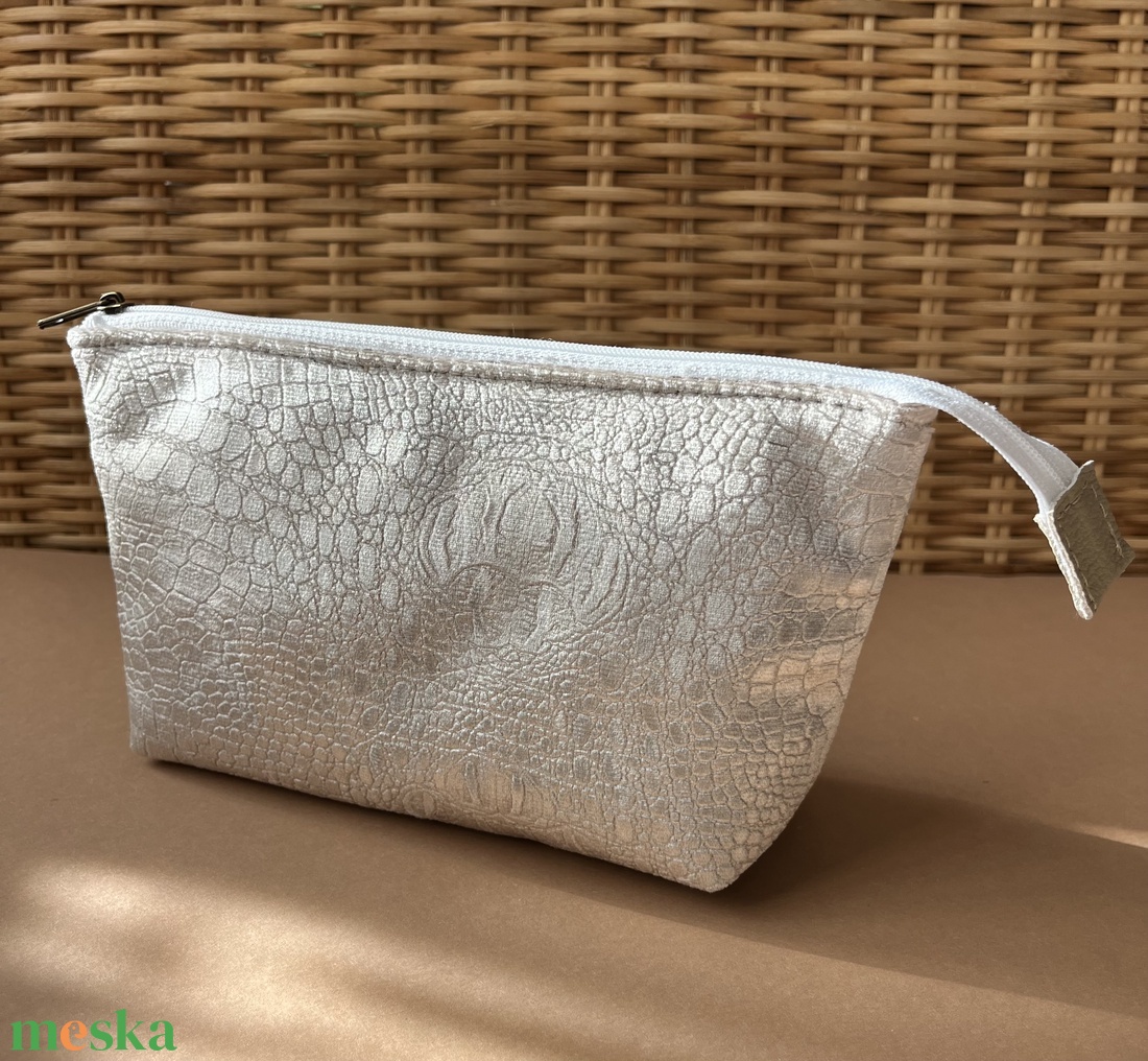 Ezüst, krokodilbőr mintájú sminkes neszesszer táska - táska & tok - neszesszer - Meska.hu