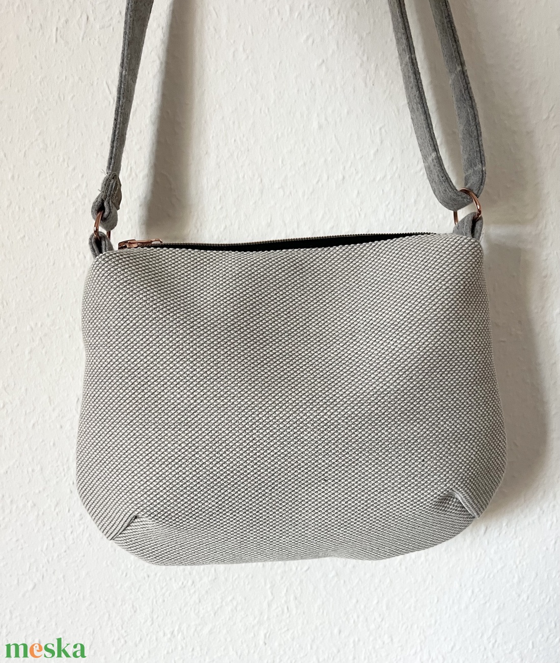 Szürke, valódi gyapjú cross body táska - táska & tok - kézitáska & válltáska - vállon átvethető táska - Meska.hu