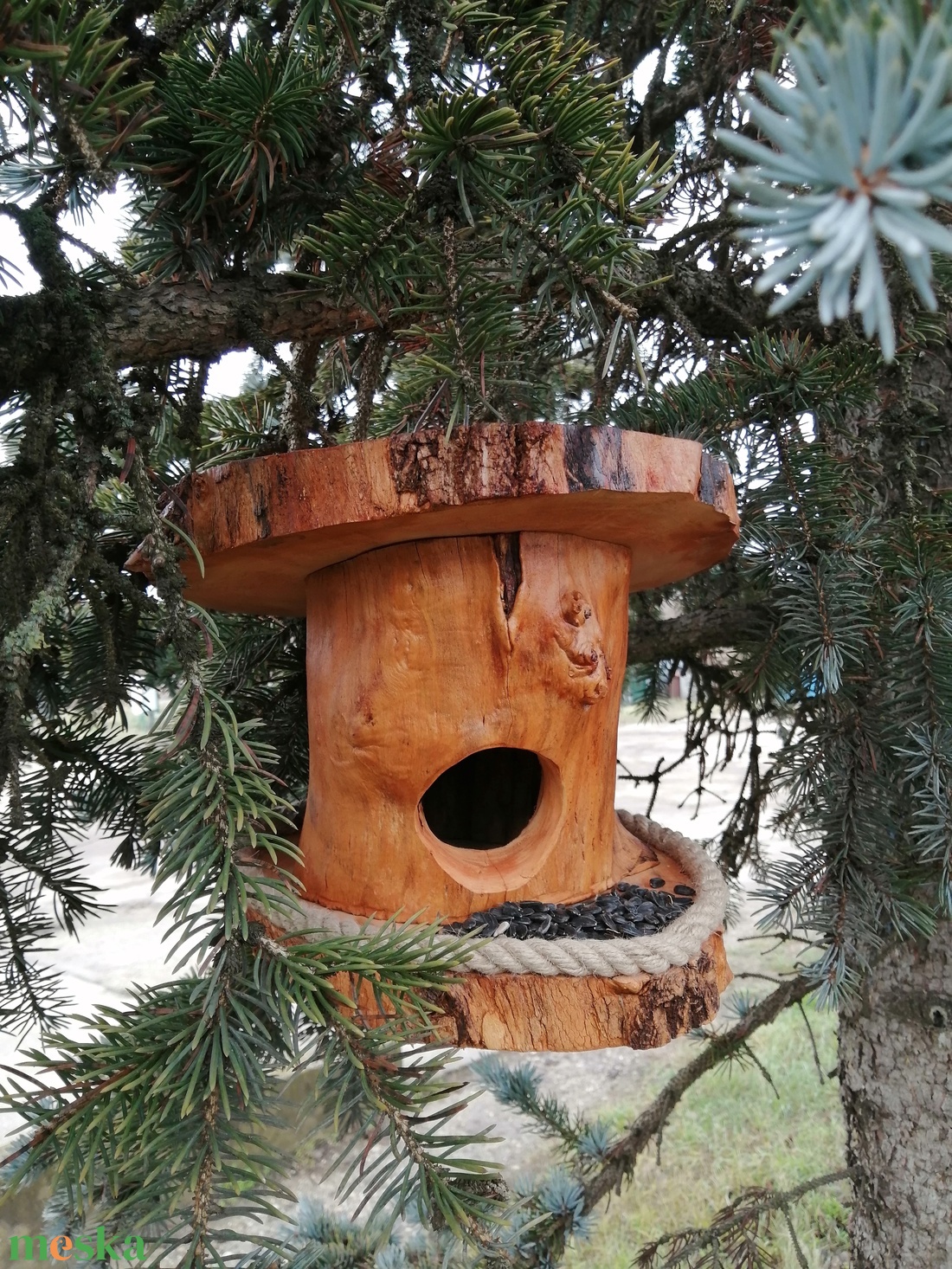 Csomoros nyárfa törzsből készített madáretető és odú stilizált vaddisznó fej díszítéssel - otthon & lakás - ház & kert - madáretető & itató - Meska.hu