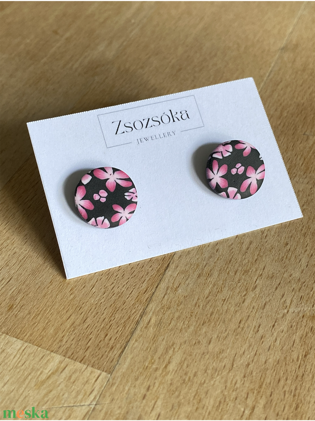 Black with pink flowers pötty fülbevaló - ékszer - fülbevaló - pötty fülbevaló - Meska.hu