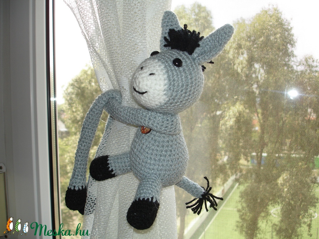Függöny összekötő - függönyfogó horgolt játékfigura csacsi - otthon & életmód - lakástextil - függöny és kiegészítő - Meska.hu