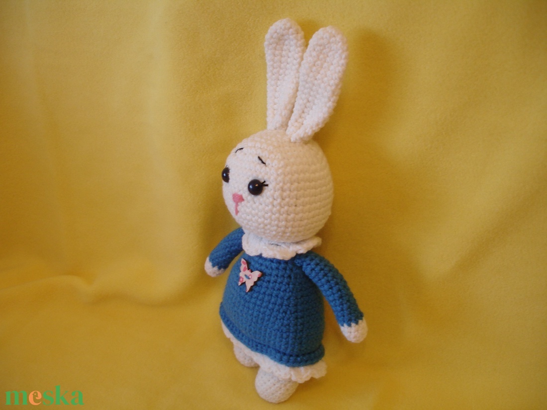 Nyuszi kék ruhában horgolt figura - játék & sport - plüssállat & játékfigura - nyuszi - Meska.hu