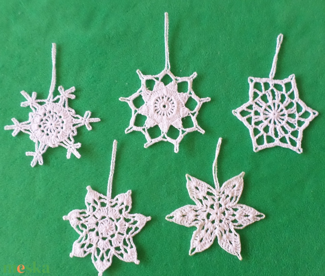 Horgolt Karácsonyi hópelyhek 5 db/garnitúra - karácsony - karácsonyi lakásdekoráció - karácsonyfadíszek - Meska.hu