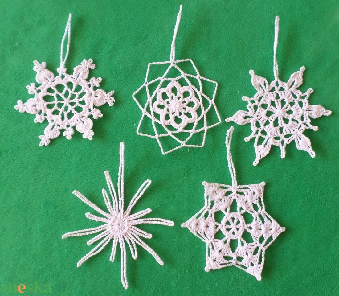 Horgolt Karácsonyi hópelyhek 5 db/garnitúra - karácsony - karácsonyi lakásdekoráció - karácsonyfadíszek - Meska.hu