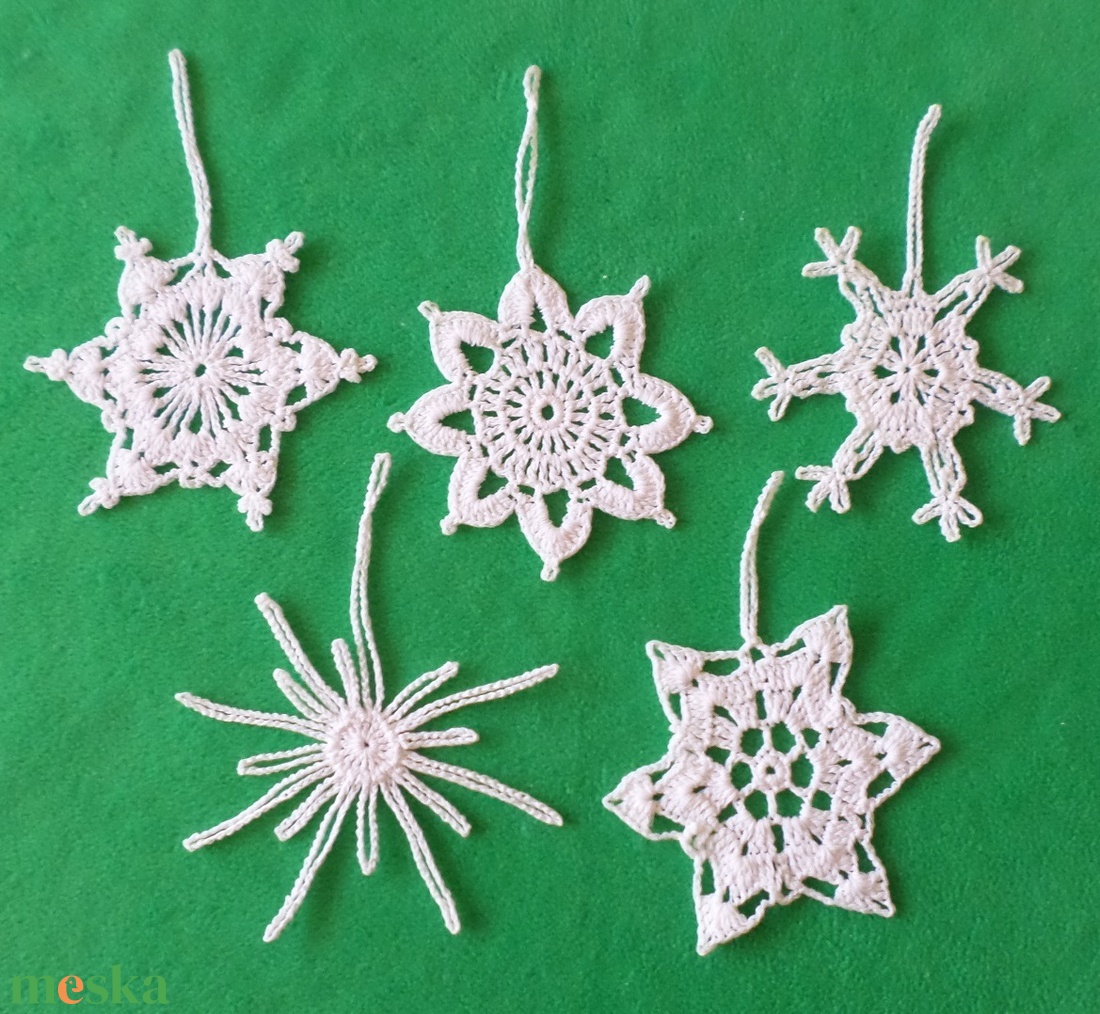 Horgolt Karácsonyi hópelyhek 5 db/garnitúra - karácsony - karácsonyi lakásdekoráció - karácsonyfadíszek - Meska.hu