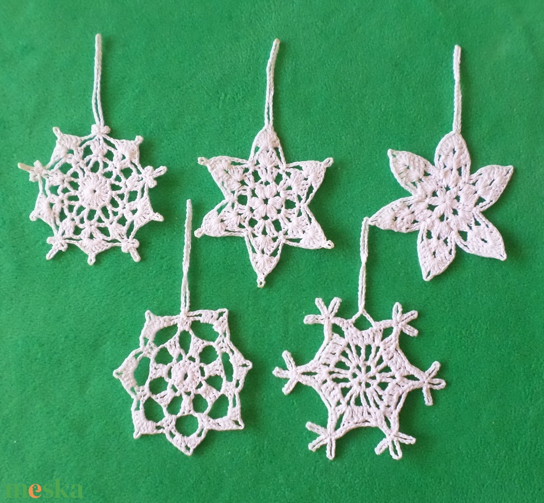 Horgolt Karácsonyi hópelyhek 5 db/garnitúra - karácsony - karácsonyi lakásdekoráció - karácsonyfadíszek - Meska.hu