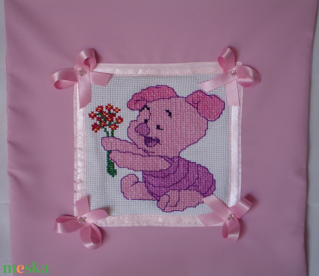 Keresztszemes párna Malacka mesefigurás mintával - otthon & életmód - lakástextil - párna & párnahuzat - Meska.hu