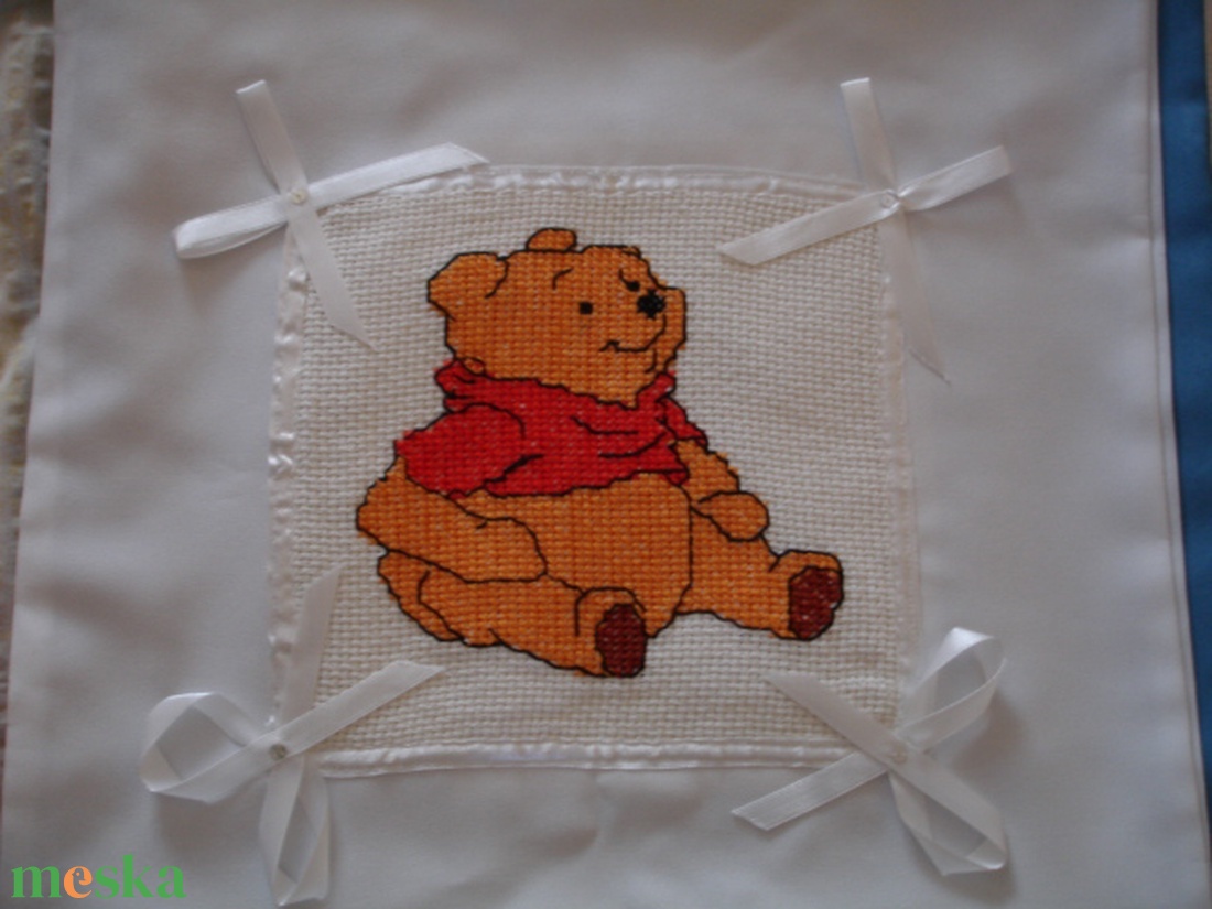 Keresztszemes párna Micimackó mesefigurás mintával - otthon & életmód - lakástextil - párna & párnahuzat - Meska.hu