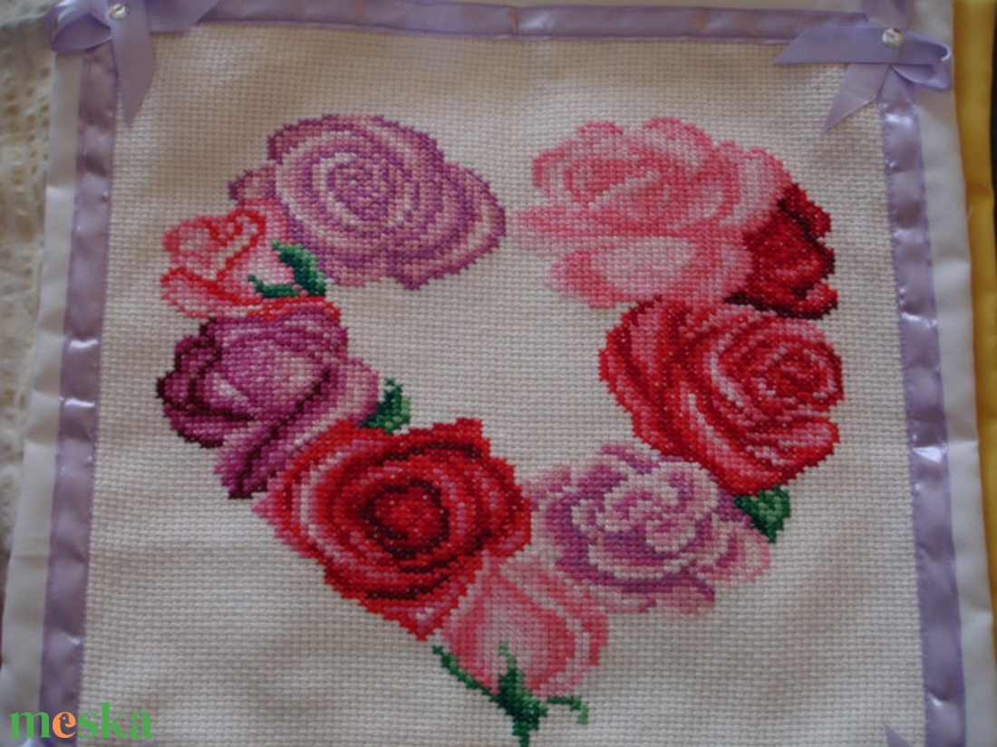 Keresztszemes párna huzat rózsa csokor szív mintával - otthon & életmód - lakástextil - párna & párnahuzat - Meska.hu