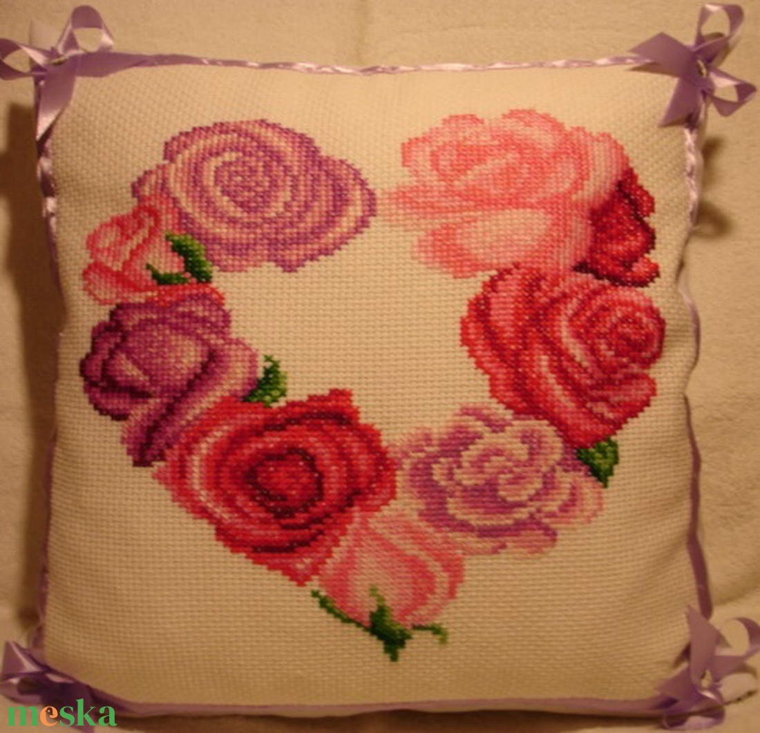 Keresztszemes párna huzat rózsa csokor szív mintával - otthon & életmód - lakástextil - párna & párnahuzat - Meska.hu