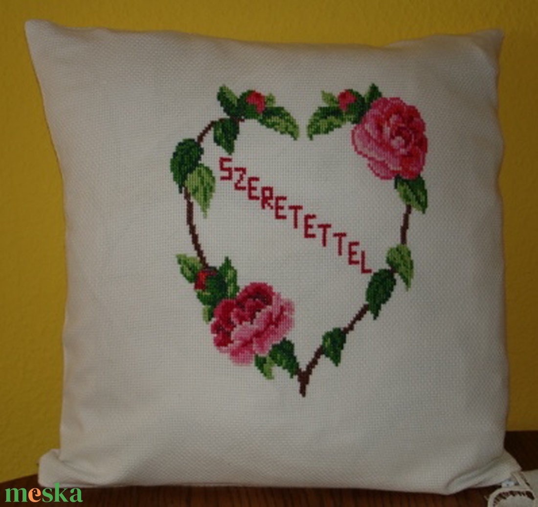 Keresztszemes párna huzat szív-szeretettel felirattal - otthon & életmód - lakástextil - párna & párnahuzat - Meska.hu
