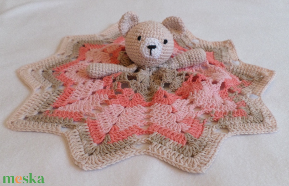 Szundikendő, babarongyi maci rózsa amigurumi figurával - játék & sport - 3 éves kor alattiaknak - alvóka & rongyi - Meska.hu