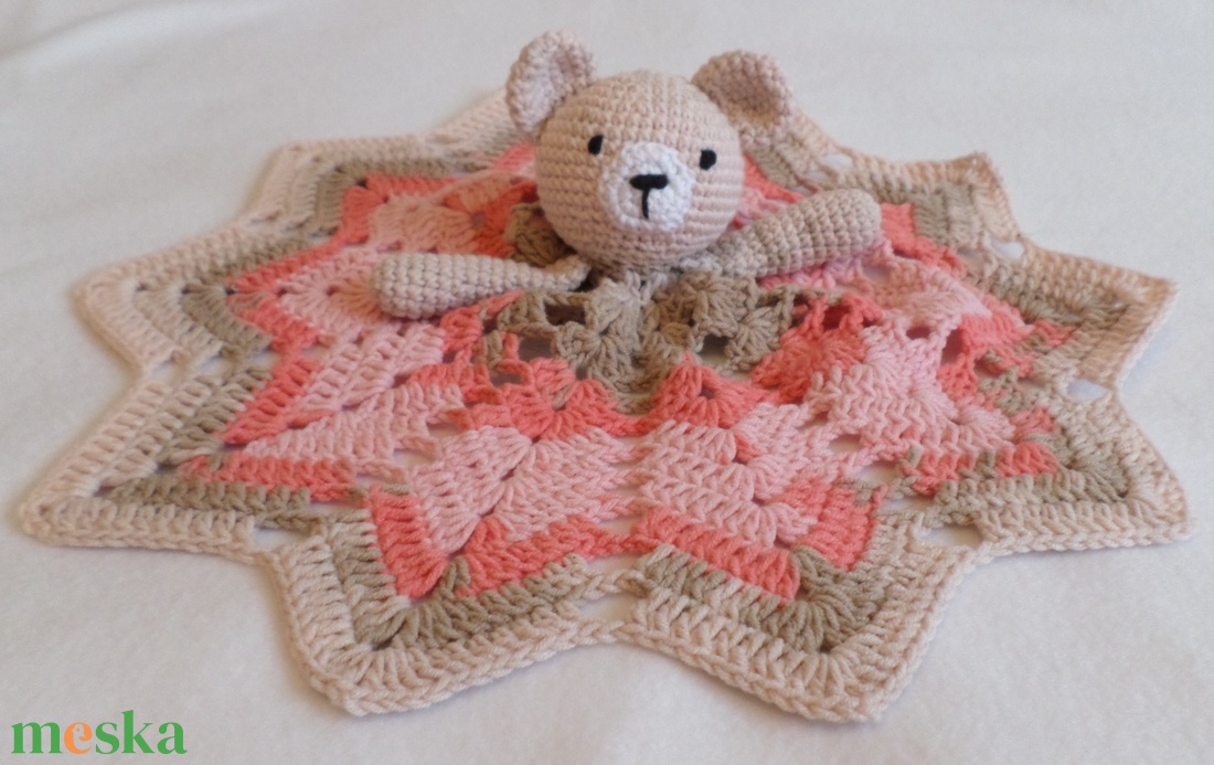 Szundikendő, babarongyi maci rózsa amigurumi figurával - játék & sport - 3 éves kor alattiaknak - alvóka & rongyi - Meska.hu