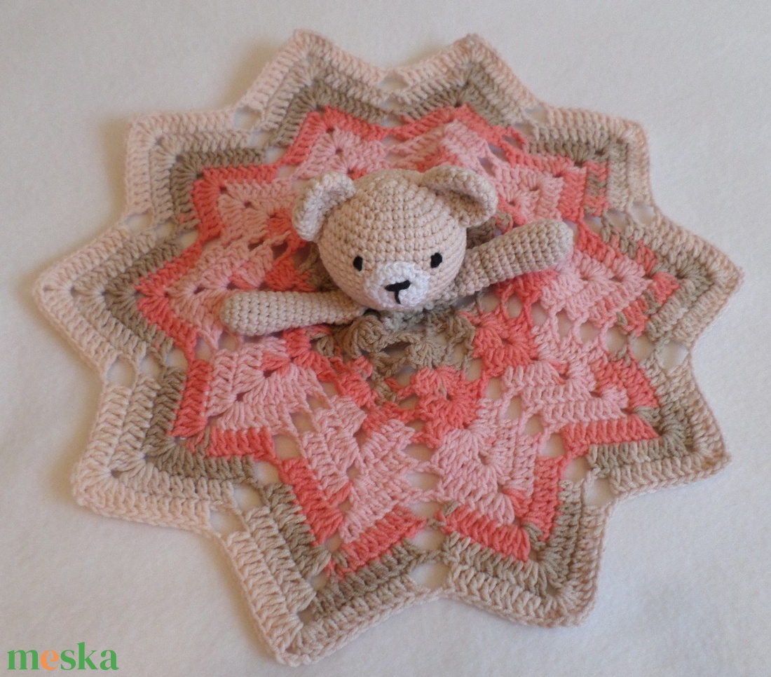 Szundikendő, babarongyi maci rózsa amigurumi figurával - játék & sport - 3 éves kor alattiaknak - alvóka & rongyi - Meska.hu