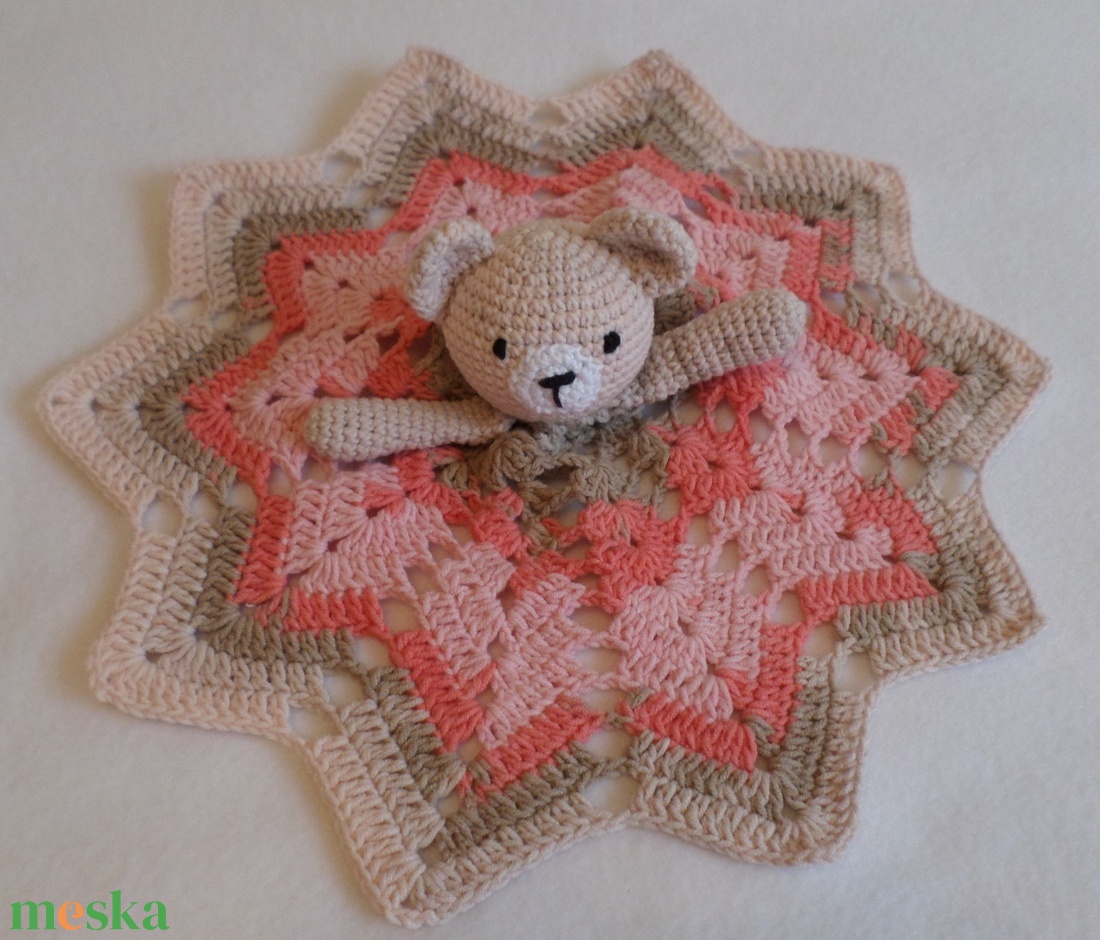 Szundikendő, babarongyi maci rózsa amigurumi figurával - játék & sport - 3 éves kor alattiaknak - alvóka & rongyi - Meska.hu