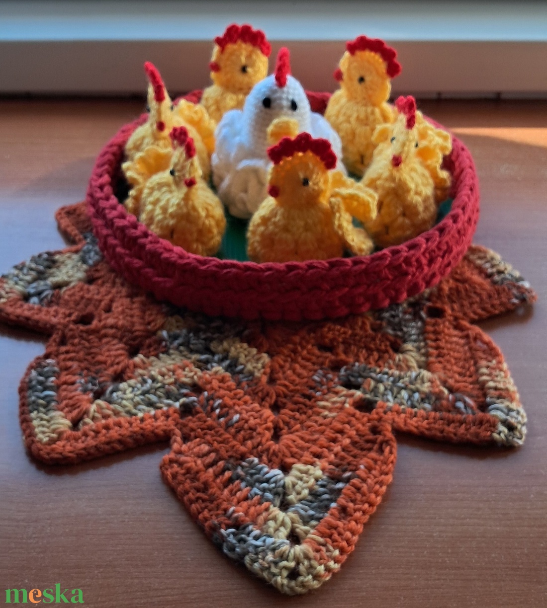 Húsvét asztali dísz tyúk, csibe,  kosárban - ünnepi díszek, dekorációk - húsvéti díszek és dekorációk - húsvéti asztaldíszek - Meska.hu