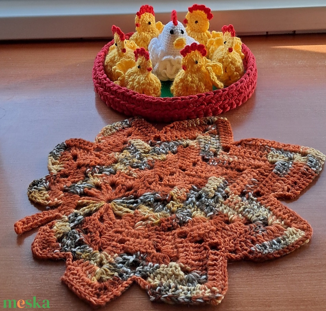 Húsvét asztali dísz tyúk, csibe,  kosárban - ünnepi díszek, dekorációk - húsvéti díszek és dekorációk - húsvéti asztaldíszek - Meska.hu