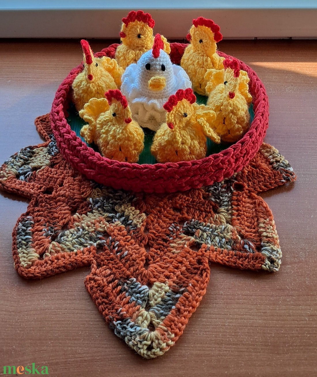 Húsvét asztali dísz tyúk, csibe,  kosárban - ünnepi díszek, dekorációk - húsvéti díszek és dekorációk - húsvéti asztaldíszek - Meska.hu