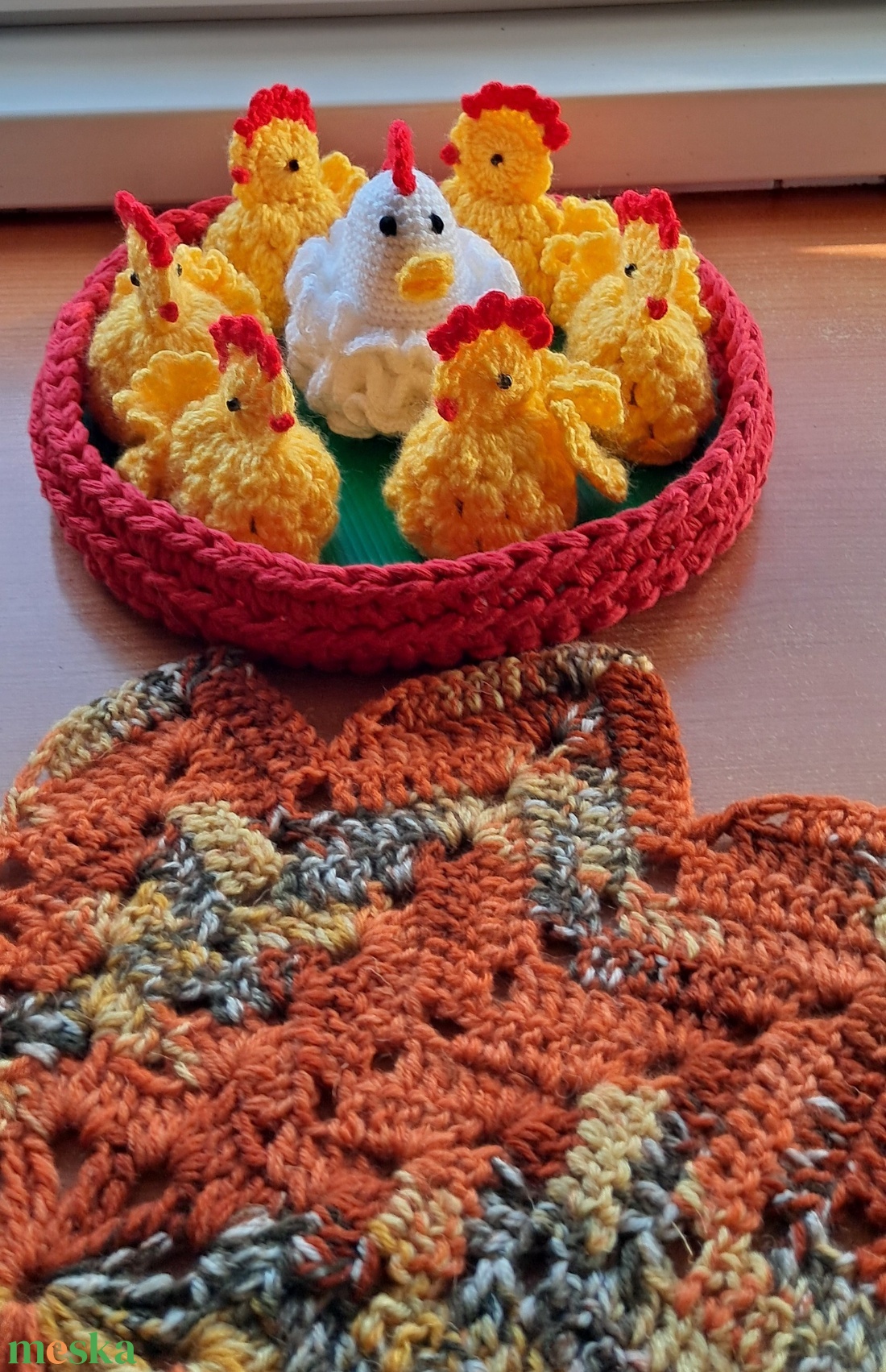 Húsvét asztali dísz tyúk, csibe,  kosárban - ünnepi díszek, dekorációk - húsvéti díszek és dekorációk - húsvéti asztaldíszek - Meska.hu