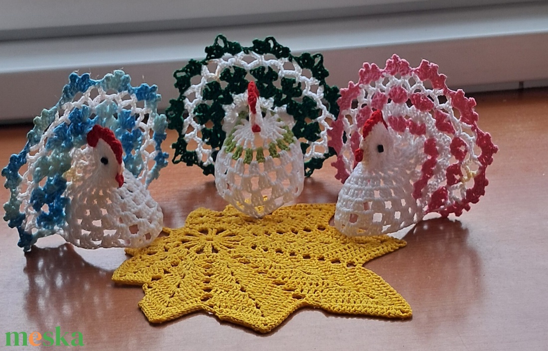 Húsvét horgolt tyúk 3 db falevél terítővel - ünnepi díszek, dekorációk - húsvéti díszek és dekorációk - húsvéti asztaldíszek - Meska.hu
