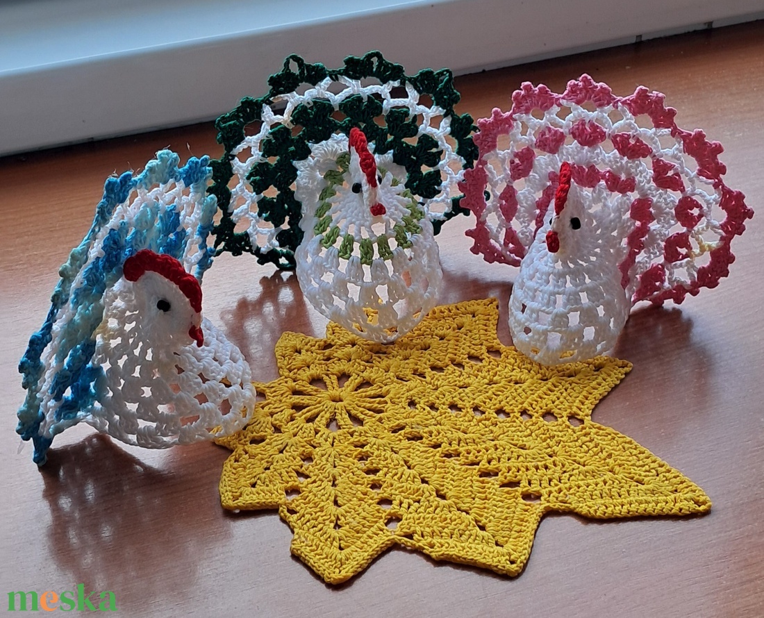 Húsvét horgolt tyúk 3 db falevél terítővel - ünnepi díszek, dekorációk - húsvéti díszek és dekorációk - húsvéti asztaldíszek - Meska.hu
