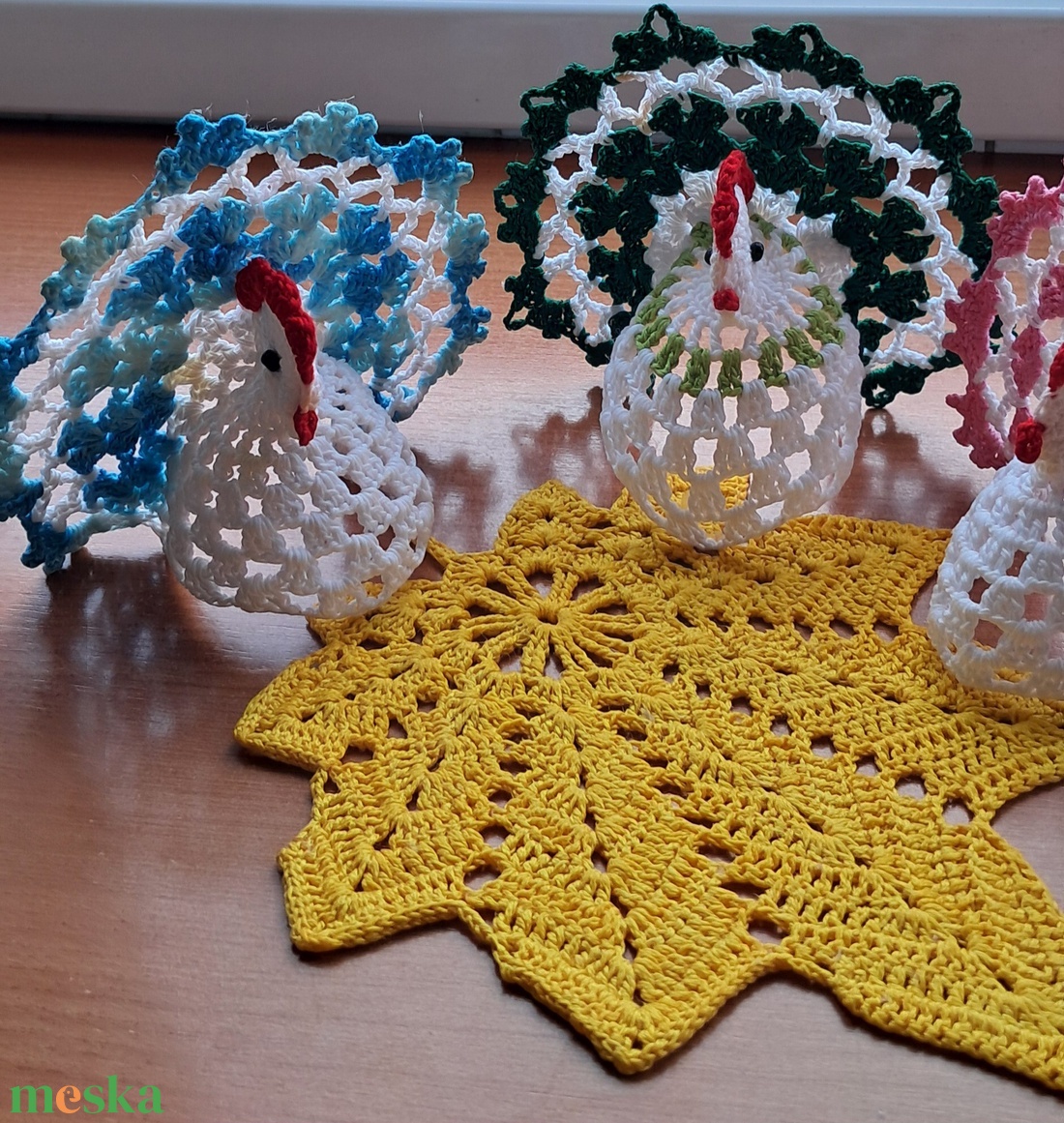 Húsvét horgolt tyúk 3 db falevél terítővel - ünnepi díszek, dekorációk - húsvéti díszek és dekorációk - húsvéti asztaldíszek - Meska.hu