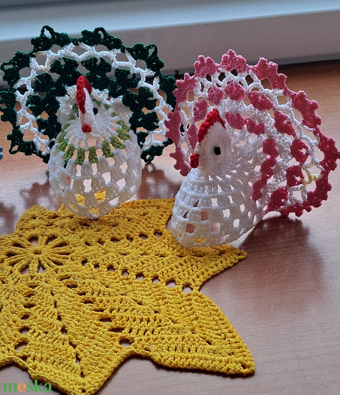 Húsvét horgolt tyúk 3 db falevél terítővel - ünnepi díszek, dekorációk - húsvéti díszek és dekorációk - húsvéti asztaldíszek - Meska.hu