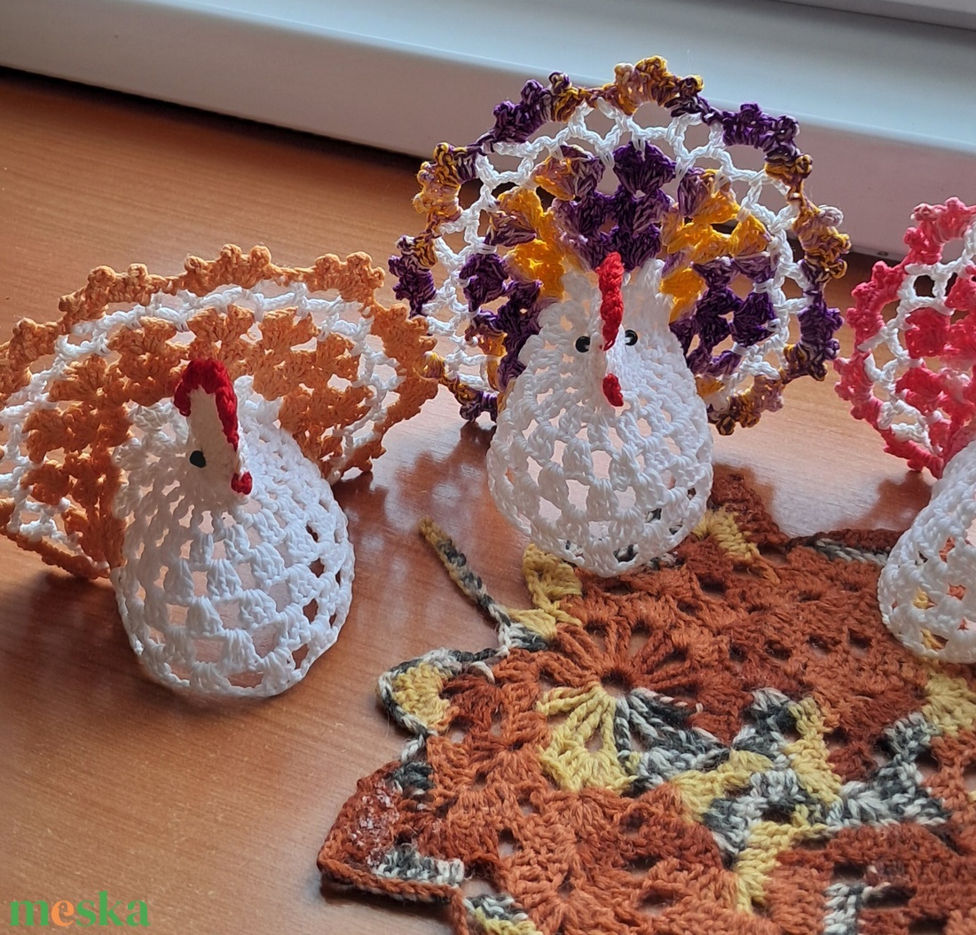 Húsvét horgolt tyúk 4 db falevél terítővel - ünnepi díszek, dekorációk - húsvéti díszek és dekorációk - húsvéti asztaldíszek - Meska.hu