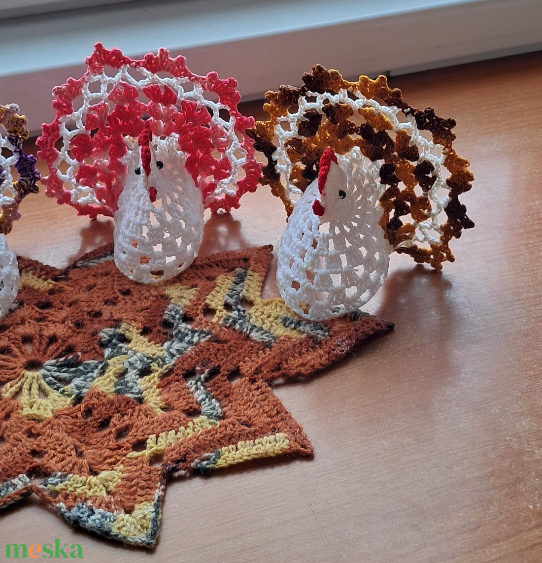 Húsvét horgolt tyúk 4 db falevél terítővel - ünnepi díszek, dekorációk - húsvéti díszek és dekorációk - húsvéti asztaldíszek - Meska.hu