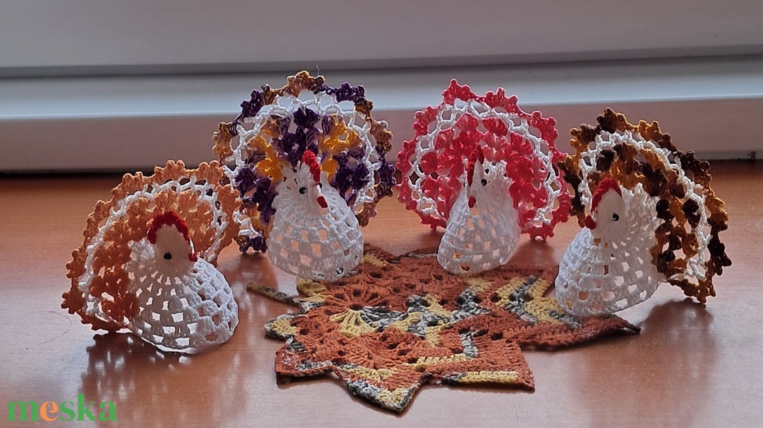 Húsvét horgolt tyúk 4 db falevél terítővel - ünnepi díszek, dekorációk - húsvéti díszek és dekorációk - húsvéti asztaldíszek - Meska.hu