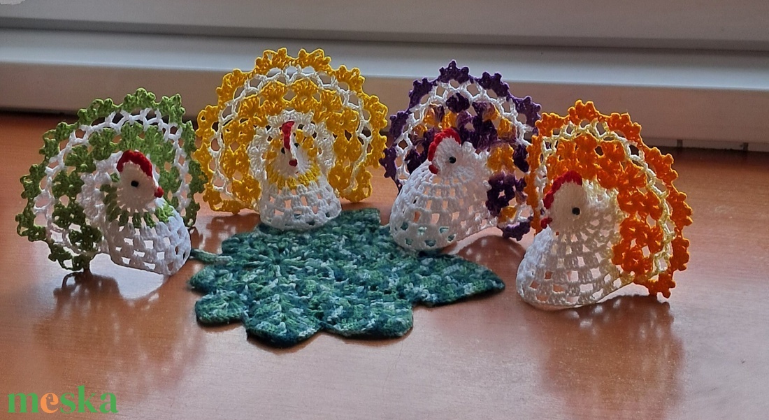 Húsvét horgolt tyúk 4 db falevél terítővel - ünnepi díszek, dekorációk - húsvéti díszek és dekorációk - húsvéti asztaldíszek - Meska.hu