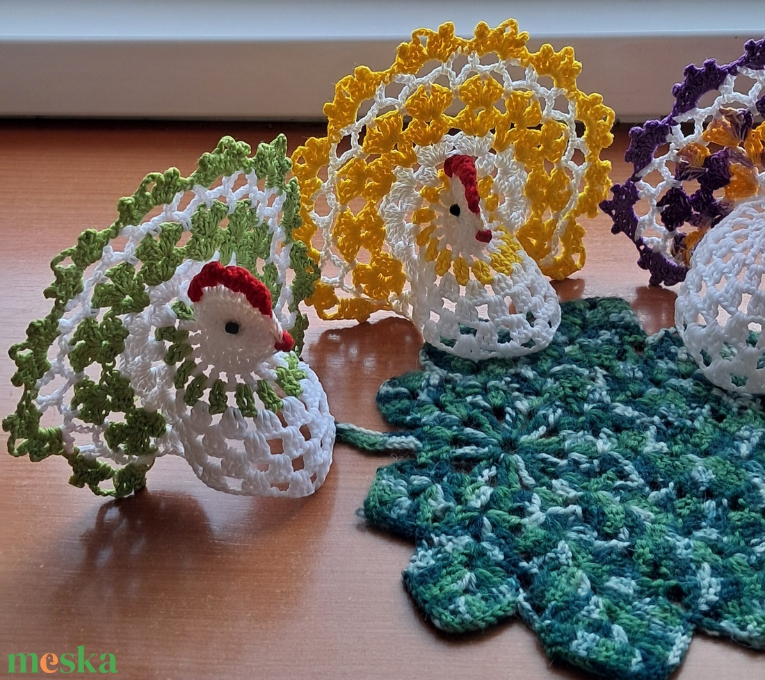 Húsvét horgolt tyúk 4 db falevél terítővel - ünnepi díszek, dekorációk - húsvéti díszek és dekorációk - húsvéti asztaldíszek - Meska.hu