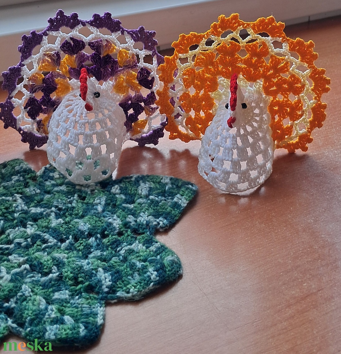 Húsvét horgolt tyúk 4 db falevél terítővel - ünnepi díszek, dekorációk - húsvéti díszek és dekorációk - húsvéti asztaldíszek - Meska.hu