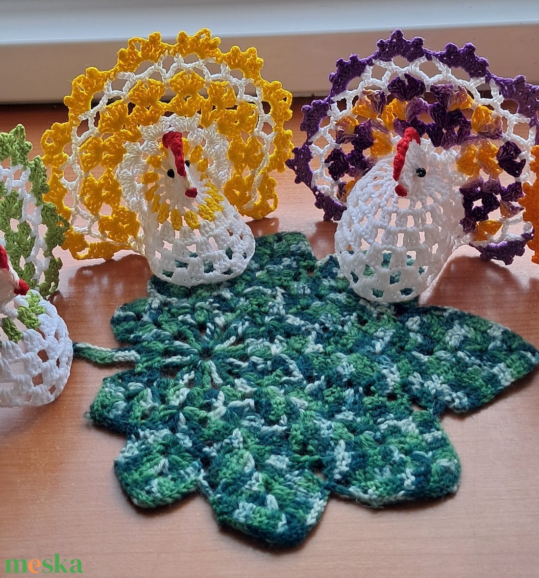 Húsvét horgolt tyúk 4 db falevél terítővel - ünnepi díszek, dekorációk - húsvéti díszek és dekorációk - húsvéti asztaldíszek - Meska.hu