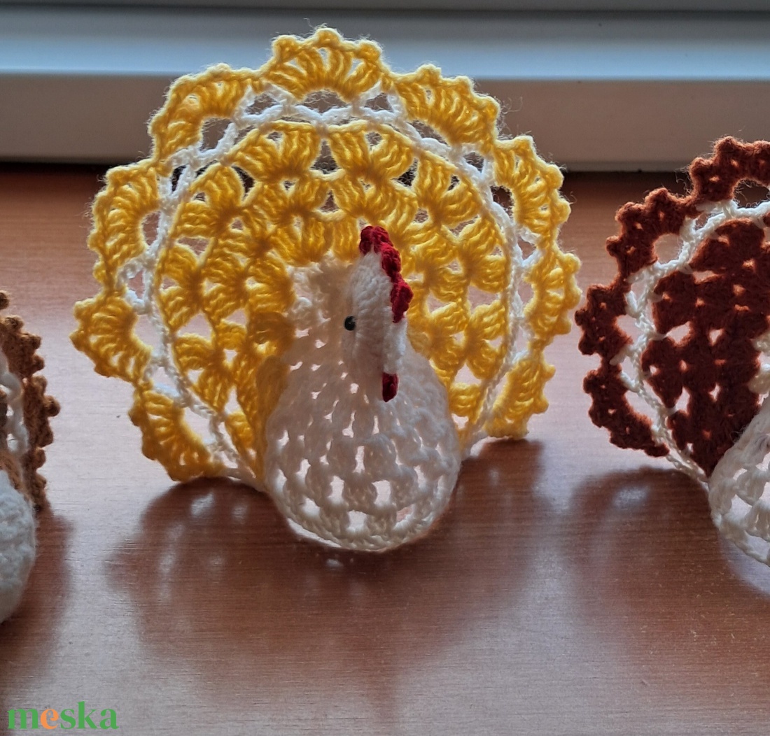 Húsvét horgolt tyúk 3 db  - ünnepi díszek, dekorációk - húsvéti díszek és dekorációk - húsvéti asztaldíszek - Meska.hu
