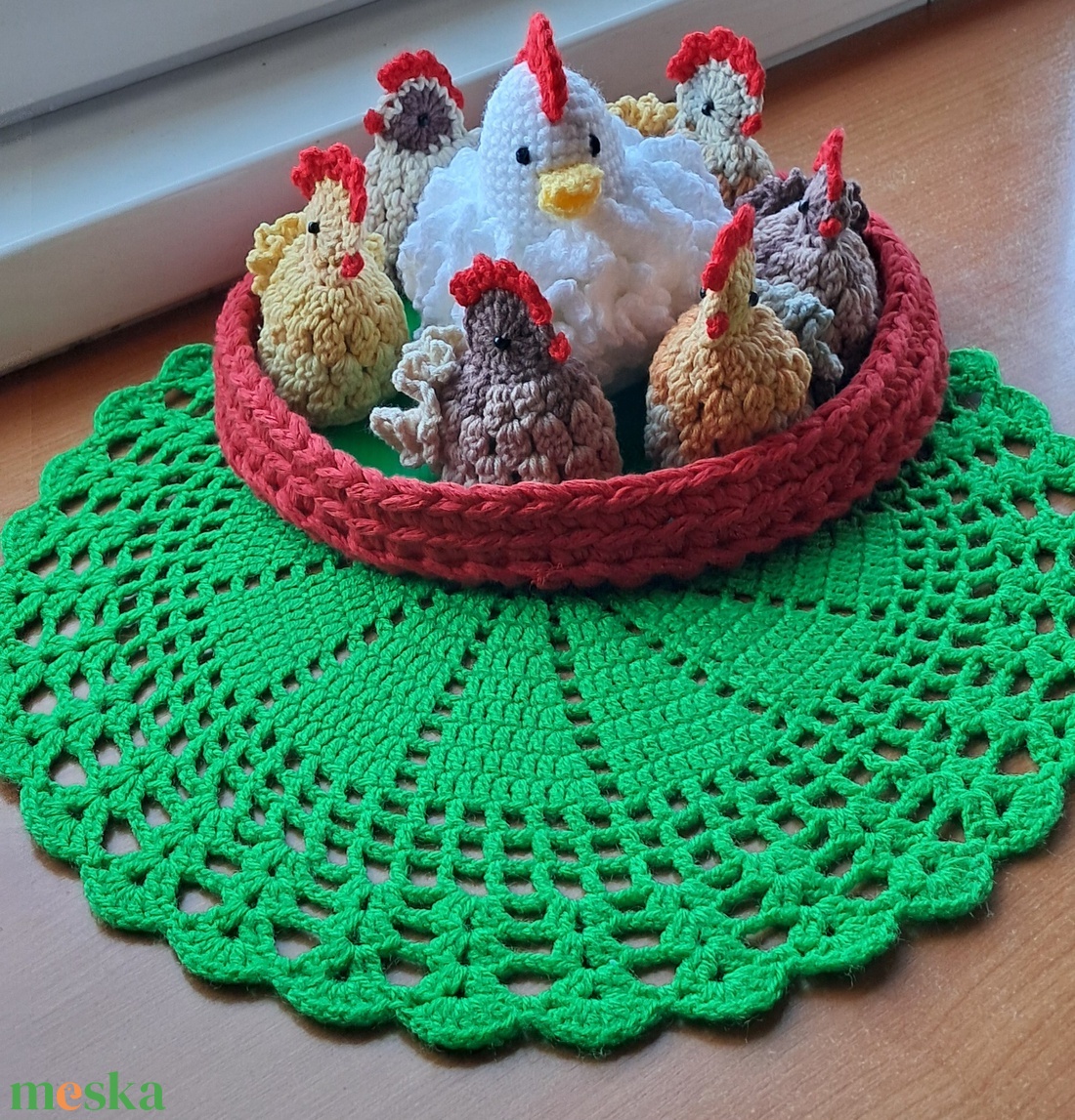 Húsvét asztali dísz tyúk, csibe,  kosárban - ünnepi díszek, dekorációk - húsvéti díszek és dekorációk - húsvéti asztaldíszek - Meska.hu