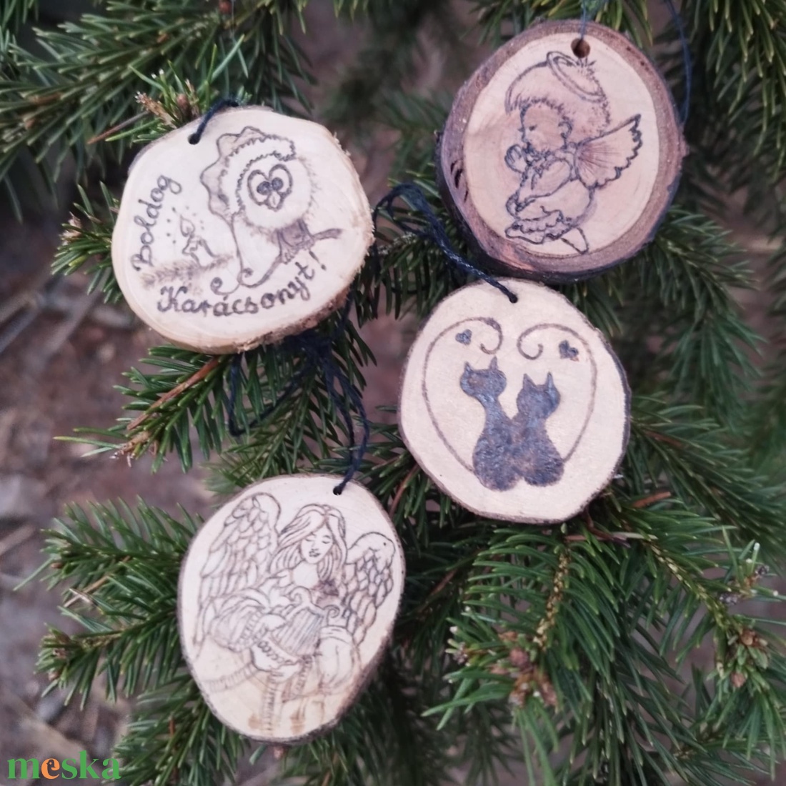 Kézzel rajzolt és gravírozott fa karácsonyfadísz - otthon & életmód - dekoráció - fali és függő dekoráció - függődísz - Meska.hu