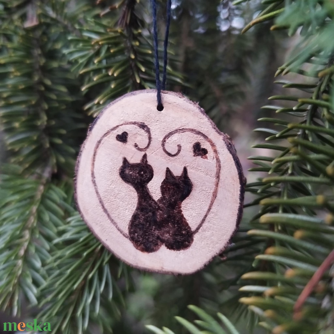 Kézzel rajzolt és gravírozott fa karácsonyfadísz - otthon & életmód - dekoráció - fali és függő dekoráció - függődísz - Meska.hu