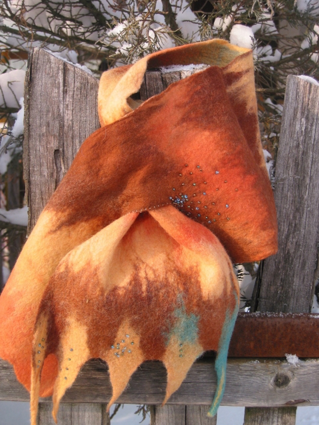 KEDVEZŐ ÁRON SZÍNES nemez sál :) -  - Meska.hu