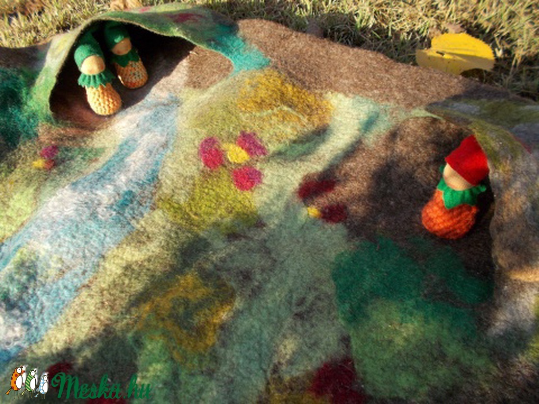 Nemez waldorf-jellegű játszó szőnyeg manókkal és manólakokkal :) -  - Meska.hu
