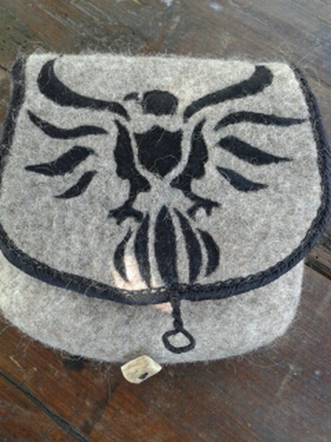 Nemez süveg és tarsoly -  - Meska.hu