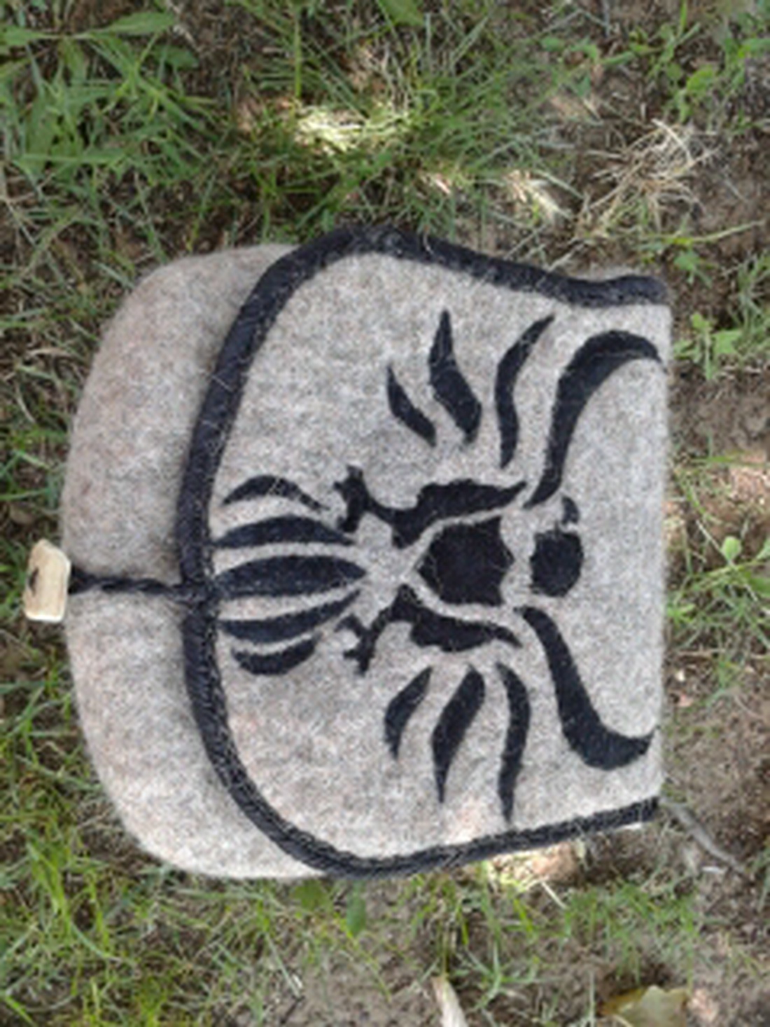 Nemez süveg és tarsoly -  - Meska.hu