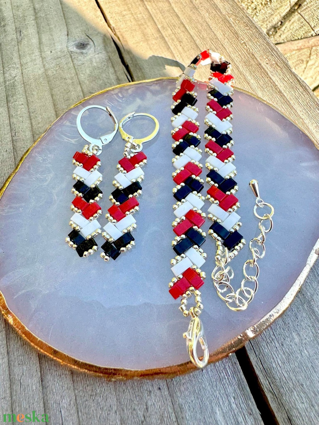 Zsuwel Fekete-fehér-piros  ékszerszett - ékszer - karkötő - gyöngyös karkötő - Meska.hu