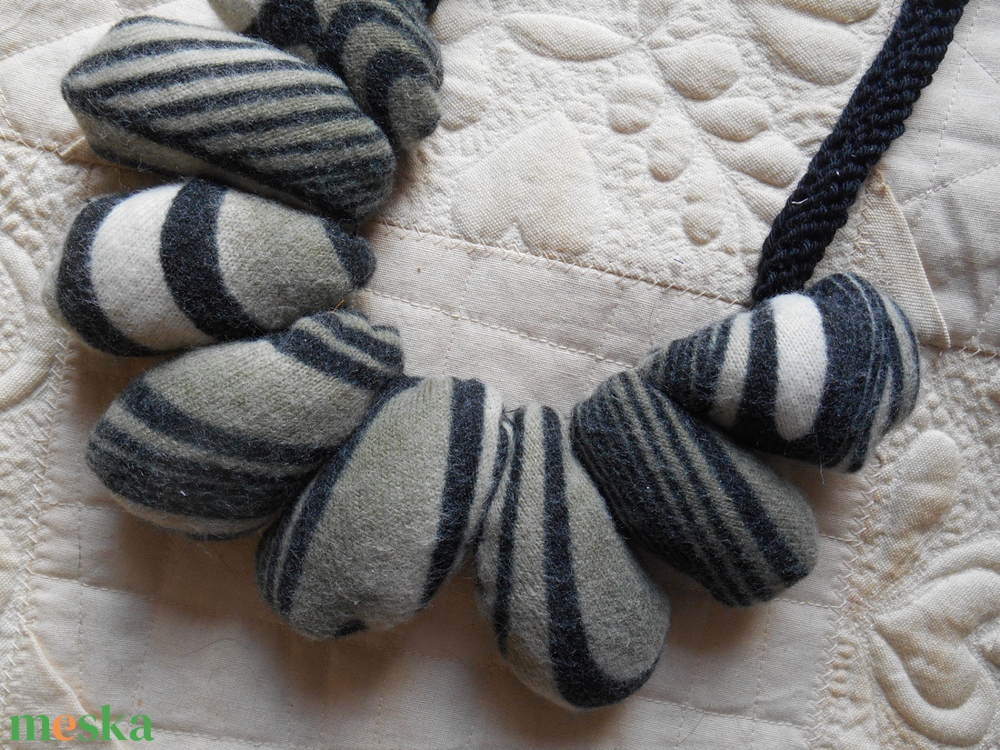 Kavicsos nyaklánc/ Textilnyaklánc /textli nyakék - ékszer - nyaklánc - medálos nyaklánc - Meska.hu